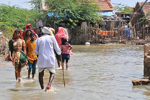 भारत में 51 वर्षों के दौरान चरम मौसम से जुड़ी 573 आपदाओं में 138,377 लोगों ने अपनी जान गंवाई