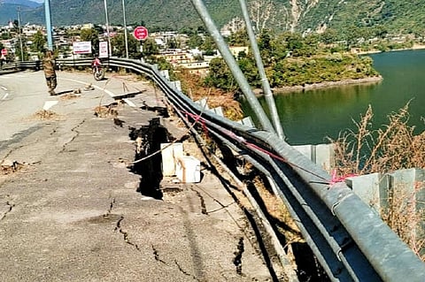 टिहरी रिम क्षेत्र में बसे गांवों में भूधंसाव की घटनाएं लगातार हो रही हैं। चिन्यालीसौड़ के निकट गंगोत्री राष्ट्रीय राजमार्ग पर भू धंसाव की तस्वीरें इसकी गवाही दे रही हैं। फोटो: महिपाल सिंह नेगी