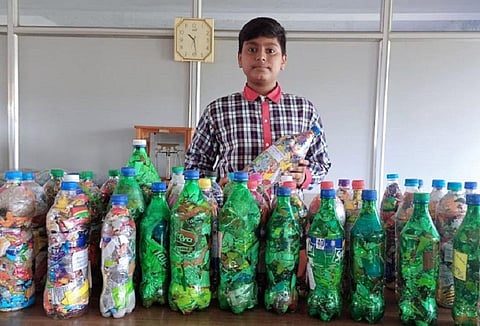 इकोब्रिक: प्लास्टिक कूड़े के विरुद्ध बच्चों का अभियान। फोटो: विनीता परमार