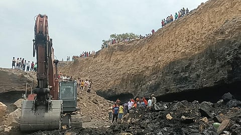 झारखंड के झरिया के भौरा इलाके में कोयला खनन करते वक्त चाल धंसने से कई लोग दब गए। फोटो: आनंद दत्त