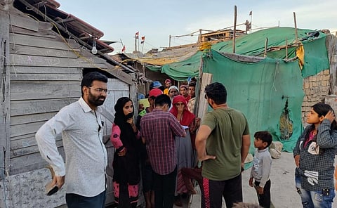 द्वारका के रूपेन बंदरगाह में मछली पकड़ने वाली कॉलोनी से लोगों को निकाला जा रहा है। फोटो: हिमांशु भयानी