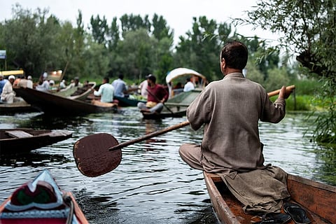 डल झील पर तैरता सब्जी बाजार, फोटो: आईस्टॉक