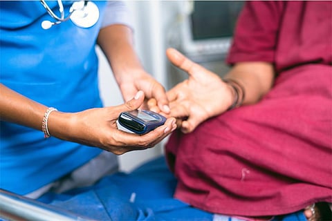 मधुमेह से पीड़ित महिला की जांच करती चिकित्साकर्मी; फोटो: आईस्टॉक