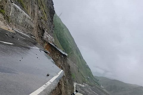 लाहौल स्पीति जिले के सिरसू नर्सरी के पास भूस्ख्लन के कारण मनाली लेह मार्ग ढहा। फोटो: डीडी न्यूज हिमाचल