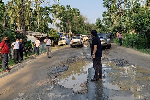 फुलबारी में अगिया-मेधीपारा-फुलबारी-तुरा (एएमपीटी) सड़क का जायजा लेते मेघालय के मुख्यमंत्री कॉनराड कोंगकल संगमा; फोटो: कॉनराड के संगमा/ट्विटर