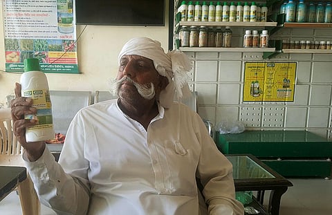 उत्तर प्रदेश के बागपत जिले के बली गांव के किसान रतन सिंह इफको द्वारा विकसित नैनो यूरिया की बोतल दिखाते हुए (फोटो: विवेक मिश्रा / सीएसई)