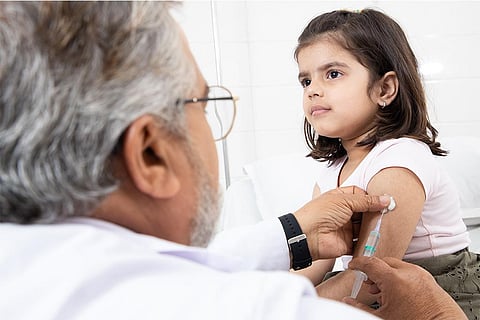 भारत में एक छोटी लड़की का टीकाकरण करते वरिष्ठ बाल रोग विशेषज्ञ; फोटो: आईस्टॉक