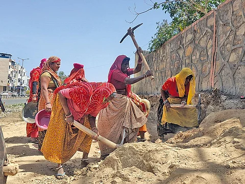 राजस्थान के उदयपुर शहर में न्यू आरटीओ रोड के किनारे जमा मिट्टी हटाने का काम इंदिरा गांधी शहरी रोजगार गारंटी योजना के तहत कराया जा रहा है (सभी फोटो: राजू सजवान / सीएसई)
