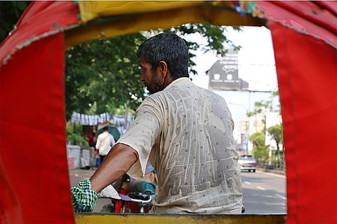 जलवायु परिवर्तन के चलते बढ़ रहा है गर्मी का कहर, बांग्लादेश के सिलहट में गर्मी से बदहाल रिक्शा चालक; फोटो: आईस्टॉक