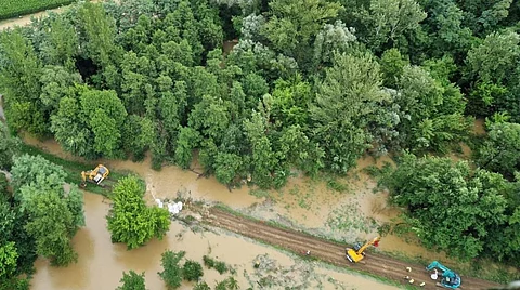 A view from a helicopter on the course of assistance in the rehabilitation of the embankment and damming of the Mura river near Dolnja Bistrica. Photo: @Slovenskavojska / X