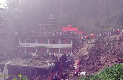 हिमाचल प्रदेश की राजधानी शिमला में भारी बारिश की वजह से कई भवन गिर गए। फोटो: रोहित पराशर