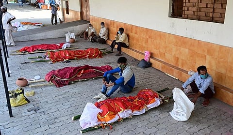 Family members waiting for cremation of patients who died of the Covid-19 coronavirus at a crematorium in Prayagraj on April 27, 2021. Photo: iStock