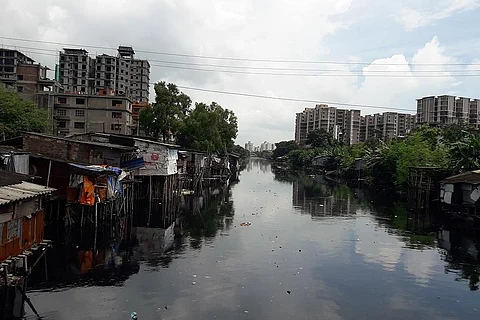 साफ होने की बाट जोहता, शहर के बीचों बीच दुर्गन्ध पैदा करता गंदा काला पानी; फोटो: आईस्टॉक