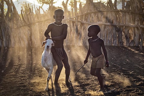 जलवायु खतरों से बेखबर जीवन के लिए संघर्ष करते अफ्रीकी बच्चे; फोटो: आईस्टॉक