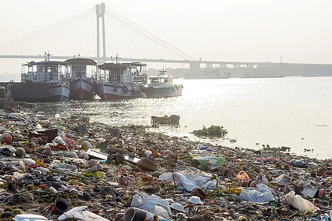 पर्यावरण के लिए गंभीर खतरा पैदा कर रहा गंगा किनारे जमा प्लास्टिक और अन्य कचरा; फोटो: आईस्टॉक