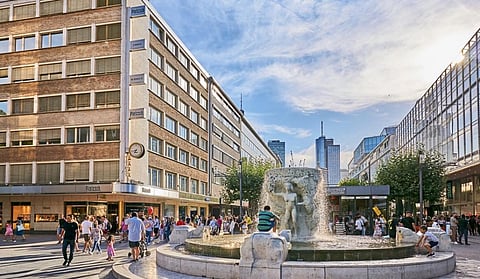 People cool off at the Brockhaus fountain in Frankfurt, Germany during a heatwave in July 2022. Photo: iStock