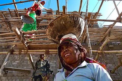 भीषण गर्मी के चलते 2021 में काम के करीब 47,000 करोड़ घंटे बर्बाद हो गए थे; फोटो: आईस्टॉक