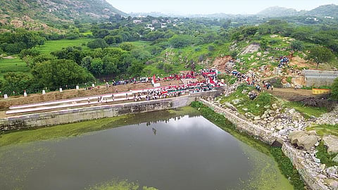 राजस्थान के ब्यावर जिले के सेंड्रा गांव के निवासी इस साल शुरुआती बारिश का जश्न मना रहे हैं, जिससे गांव के सबसे बड़े तालाब, टांडा तालाब को एक दशक से अधिक समय में पहली बार रिचार्ज करने में मदद मिली (फोटो: रतन सिंह) राजस्थान के ब्यावर जिले के सेंड्रा गांव के निवासी जश्न मनाते हैं। इस साल बारिश जल्दी शुरू होने से गांव के सबसे बड़े तालाब, टांडा तालाब को एक दशक से अधिक समय में पहली बार रिचार्ज करने में मदद मिली (फोटो: रतन सिंह)