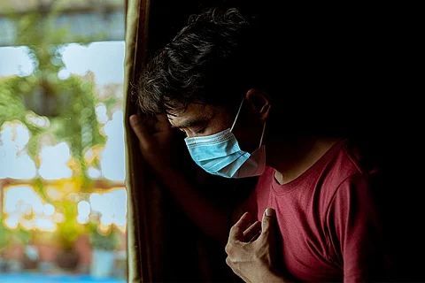 लॉन्ग कोविड की स्थिति में कोविड-19 का शिकार मरीज बीमारी के हफ्तों, महीनों या वर्षों बाद भी उससे जुड़े लक्षणों का अनुभव करते हैं; फोटो: आईस्टॉक