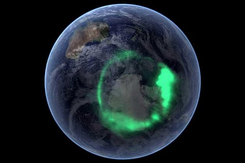 पृथ्वी के चुंबकीय क्षेत्र के साथ परस्पर क्रिया करने वाले आवेशित आयन अक्सर ग्रह के ध्रुवों के पास अरोरा बनाते हैं। ऑरोरा ऑस्ट्रेलिस या "दक्षिणी रोशनी" को नासा उपग्रह द्वारा कैद किया गया। साभार: नासा पृथ्वी वेधशाला।