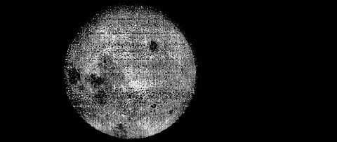 यह चंद्रमा की पहली फार साइड फोटो है। अक्टूबर 1959 में लूना 3 स्पेसक्राफ्ट को कजाकिस्तान के बैकोनूर कॉस्मोड्रोम से लॉन्च किया गया था। यह तीसरा स्पेसक्राफ्ट था जो चंद्रमा पर पहुंचा और इसने पहली बार मून फार साइड की फोटो भेजी। फोटो : नासा