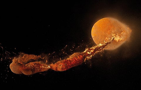 सौर मंडल के जन्म के लगभग 60-175 मिलियन वर्ष बाद एक प्रलयंकारी घटना में थिया नामक मंगल के आकार का ग्रह पृथ्वी से टकराया था। इस घटना से निकले मलबे ने चंद्रमा को आकार दिया। फोटो: नासा