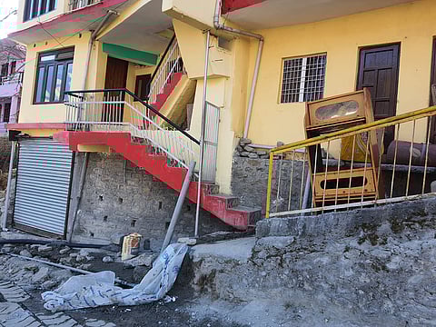 A house standing almost on the verge of collapse in Singhdhar area of Joshimath. Photo: Raju Sajwan
