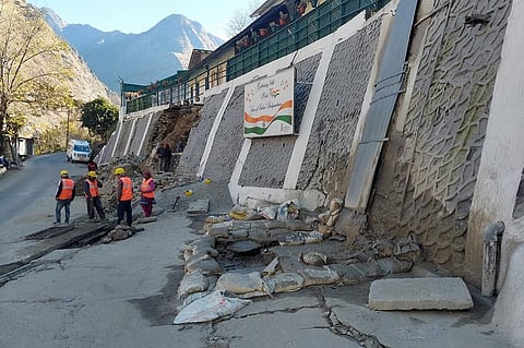 जोशीीमठसे ठीक नीचे बनी जेपी कॉलोनी में निकलने वाले पानी का साफ कारण पता नहीं चल पाया है। फोटो: सन्नी गौतम