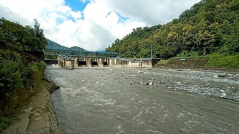 गोला नदी पर बना गोला बैराज, जहां बांध प्रस्तावित है। फोटो: भीम सिंह रावत