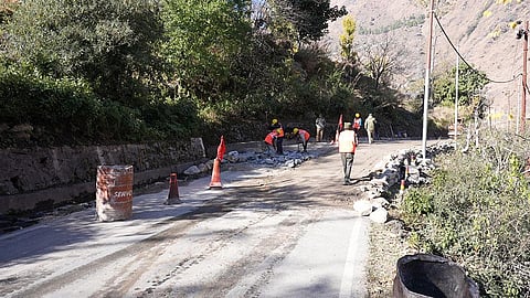 उत्तराखंड के बदरीनाथ हाइवे भूधंसाव के कारण आवागमन बाधित हो गया, जिसके बाद सड़क की मरम्मत का काम किया गया  (फोटो: सन्नी गौतम / सीएसई)