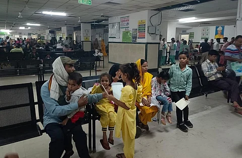फरीदाबाद के बादशाह खान अस्पताल में बीमार बच्चों की संख्या बढ़ रही है। फोटो: अमित भाटिया