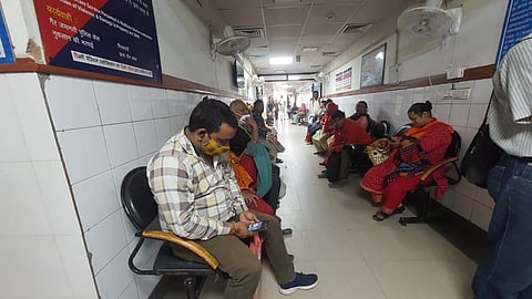 Queue of patients suffering from respiratory diseases waiting at the OPD in Vallabhai Patel Chest Hospital in New Delhi on November 10. Poto: Zumbish