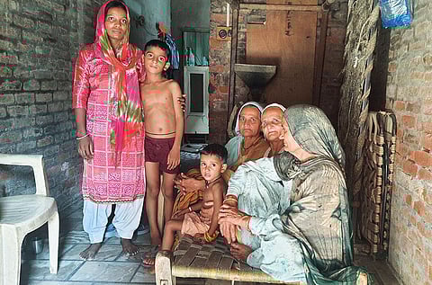 कम लिंगानुपात के कारण रोहतक जिले के भाली आनंदपुर में शादी योग्य लड़कों को लड़कियां नहीं मिल रही हैं। गांव में बहुत से परिवारों में बिहार, बंगाल एव ओडिशा से लड़कियां ब्याहकर लाई गई हैं (फोटो: भागीरथ / सीएसई)