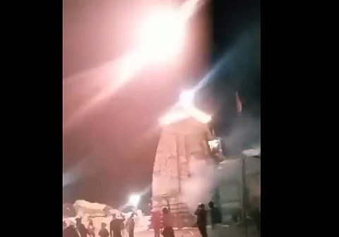 दिवाली की रात केदारनाथ धाम में पटाखे और आतिशबाजी का वीडियो वायरल हो रहा है। फोटो: सोशल मीडिया