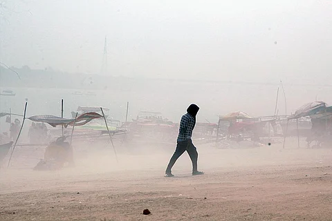 धूल और रेत भरे यह अंधड़ दुनिया के कई हिस्सों में अब पहले से कहीं ज्यादा हावी हो चुके हैं; फोटो: आईस्टॉक