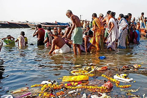 नदियां महज जल स्रोत ही नहीं हैं, भारत सहित कई देशों में यह सांस्कृतिक पहचान के साथ-साथ धार्मिक आस्था का भी प्रतीक हैं। लेकिन बढ़ते प्रदूषण का जहर इन जीवन धाराओं को जहरीला बना रहा है; फोटो: आईस्टॉक