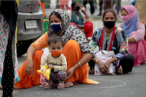 समय-समय पर सामने आते कोरोना वायरस के यह नए वैरिएंट इस बात का सबूत हैं कि महामारी का खतरा अभी भी पूरी तरह टला नहीं है; फोटो: आईस्टॉक