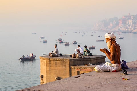 गंगा सिर्फ एक नदी ही नहीं, यह पर्यावरण के नजरिए से बेहद अहम होने के साथ-साथ धार्मिक आस्था का भी प्रतीक है; फोटो: आईस्टॉक