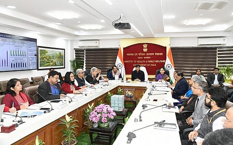 केंद्रीय स्वास्थ्य मंत्री मनसुख मंडाविया ने कोविड-19 पर ताजा हालात और तैयारियों की जानकारी के लिए विभिन्न राज्यों के स्वास्थ्य मंत्रियों के साथ एक उच्च स्तरीय बैठक की अध्यक्षता की। फोटो: @MoHFW_INDIA