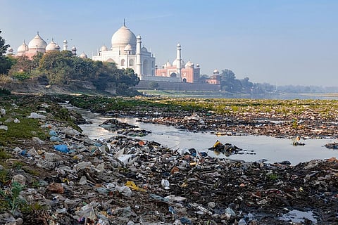 यमुना में पसरा प्लास्टिक कचरा; फोटो: आईस्टॉक