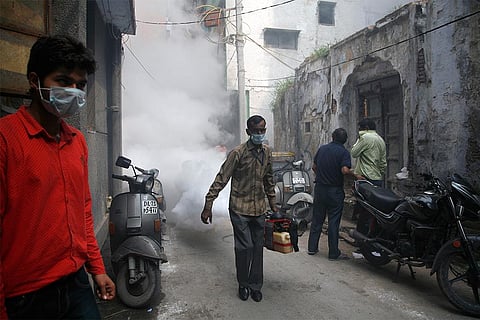 दिल्ली के पुराने हिस्से की सड़कों पर फॉगिंग के काम में व्यस्त एक कर्मचारी; फोटो: आईस्टॉक