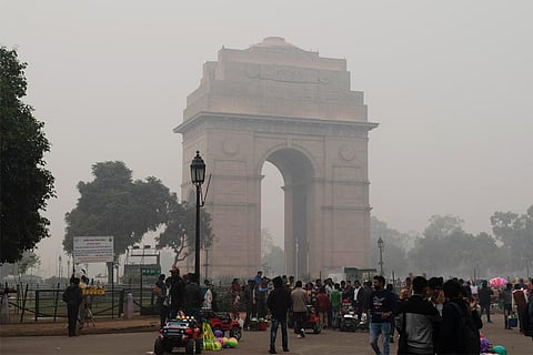 सर्द दिन में प्रदूषण और भीड़ से घिरा दिल्ली का इंडिया गेट; फोटो: आईस्टॉक