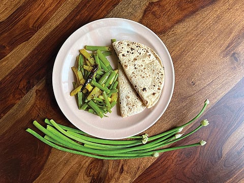 प्याज के फूल की सब्जी में प्याज का हल्का स्वाद होता है। सलाद और सूप में भी इसका इस्तेमाल हो सकता है (फोटो: विभा वार्ष्णेय / सीएसई)