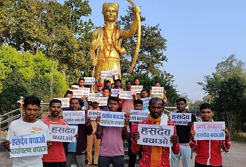 हसदेव वनक्षेत्र में पेड़ काटे जाने के विरोध में स्थानीय आदिवासी निरंतर प्रदर्शन कर रहे हैं। फोटो: X@alokshuklacg