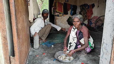 मछुवारे गुमान भाई कहते हैं कि औद्योगिक दूषित जल बढ़ने से समंदर में मछलियां कम हो गई हैं। फोटो: वर्षा सिंह