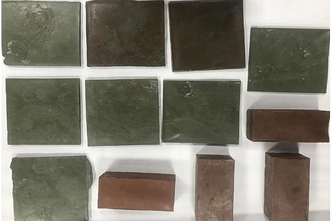 बेकार पड़े थर्मोप्लास्टिक पॉलिमर्स से बनी पेवर ब्लॉक, टाइल्स और ईटें, फोटो: पीआईबी