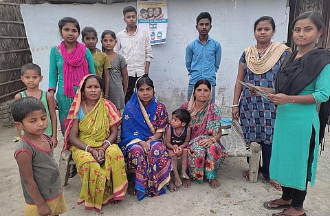 महादलित समुदाय को योजनाओं की जानकारी देती विकास मित्र संजना। फोटो: सिमरन सहनी