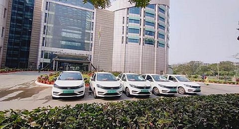 कोल इंडिया लिमिटेड के कोलकाता स्थित कॉरपोरेट मुख्यालय में ई-वाहनों की तैनाती की गई है। फोटो: पीआईबी