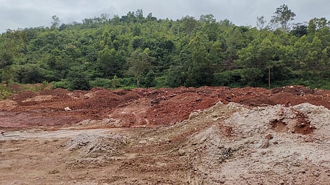 Dry dumping of red mud and ash at a dyke. During rainy seasons, leachate takes place in absence of preventive measures. Photo: Surabhi Jain