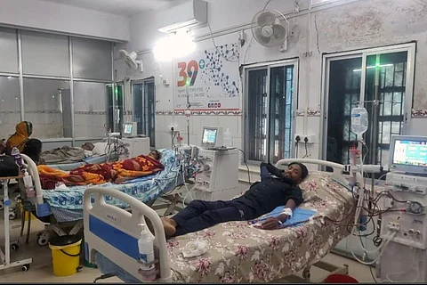 सहरसा सदर अस्पताल के डायलिसिस सेंटर में भर्ती मरीज